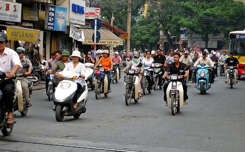 2006-10-24-09-33-45_014 Hanoi street scene.JPG